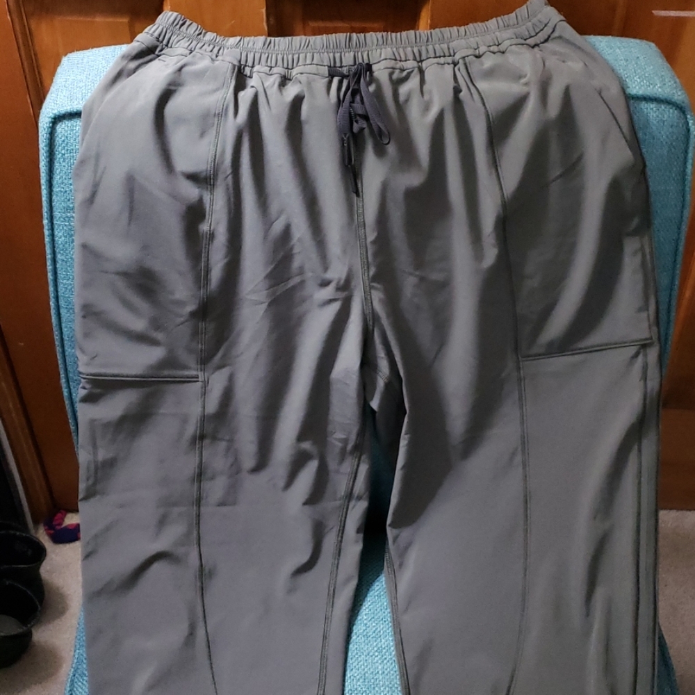 NWOT size 8 lululemon drawstring olive crops